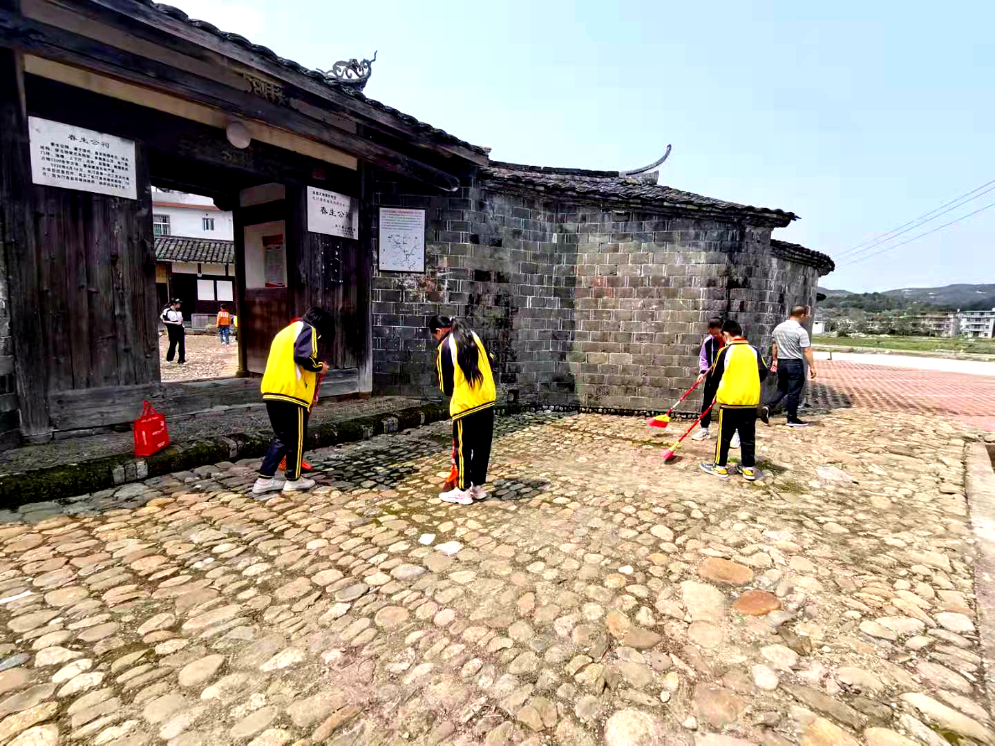 瞻仰遗址牢记历史 缅怀先烈强我少年