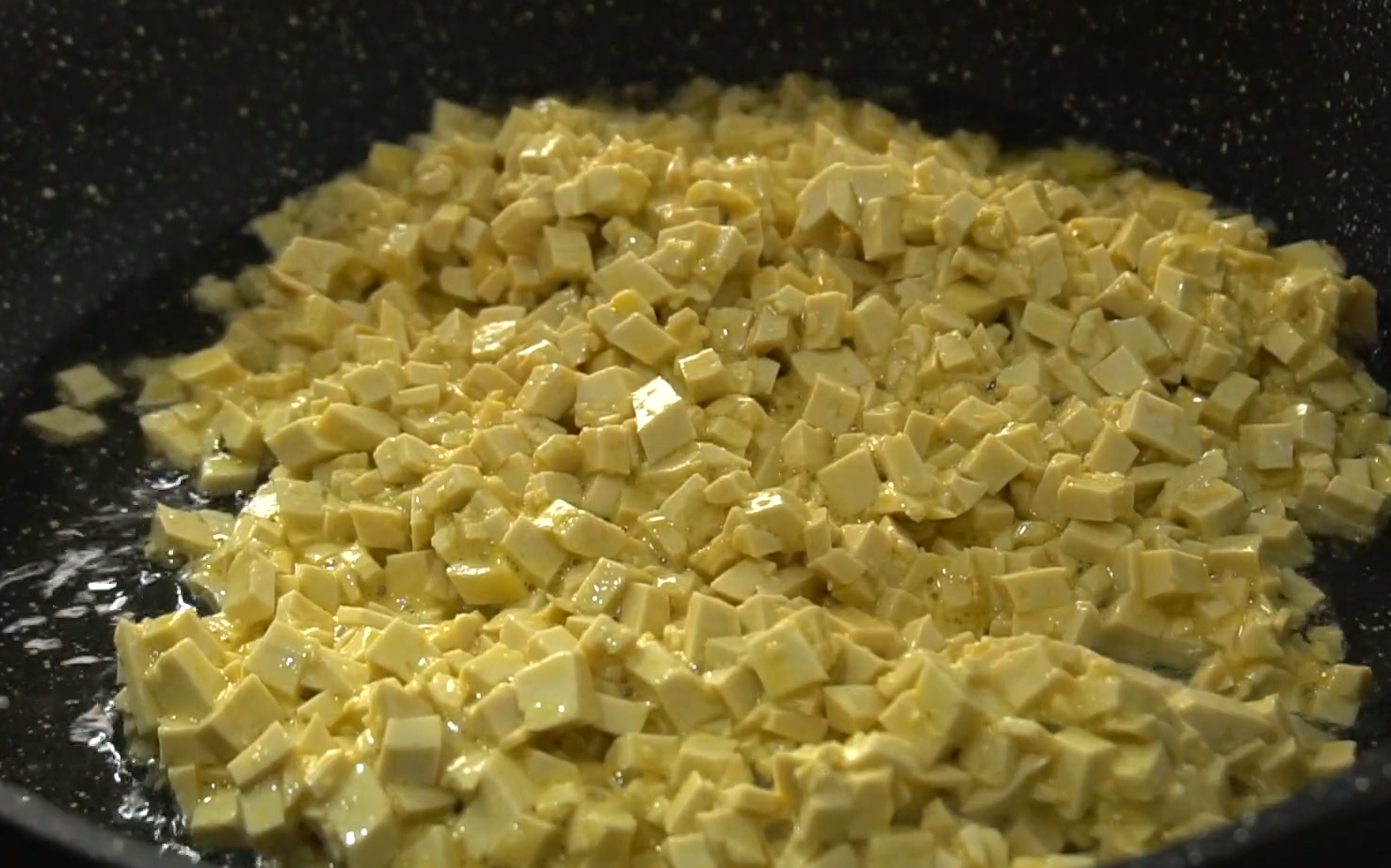 白菜這樣吃真過癮，不發麵不燙麵，一折一卷就搞定，比包子還好吃