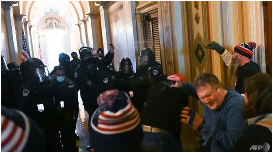 瞧瞧，美國警察是怎麼收拾�暴徒�的？