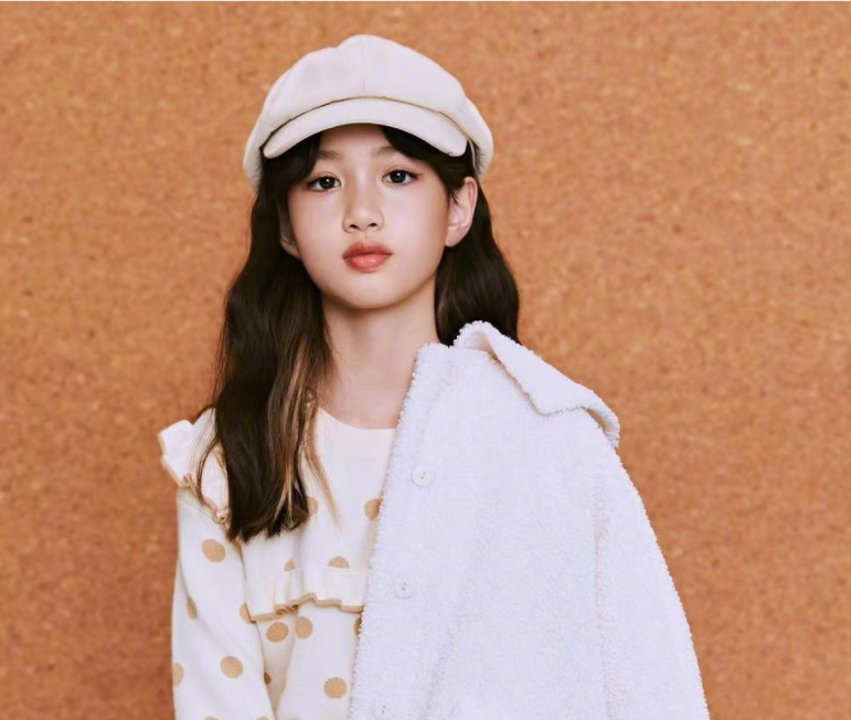 钟丽缇女儿近照流出，还没成年就有“女主脸”，一双腿真羡慕不来