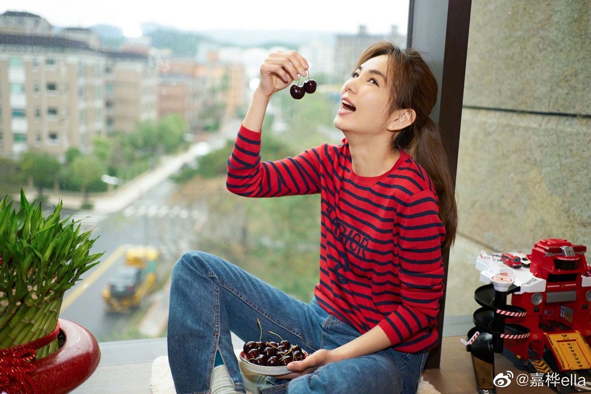 Ella晒美照39岁身材瘦成纸片，被儿子529元平价玩具抢镜