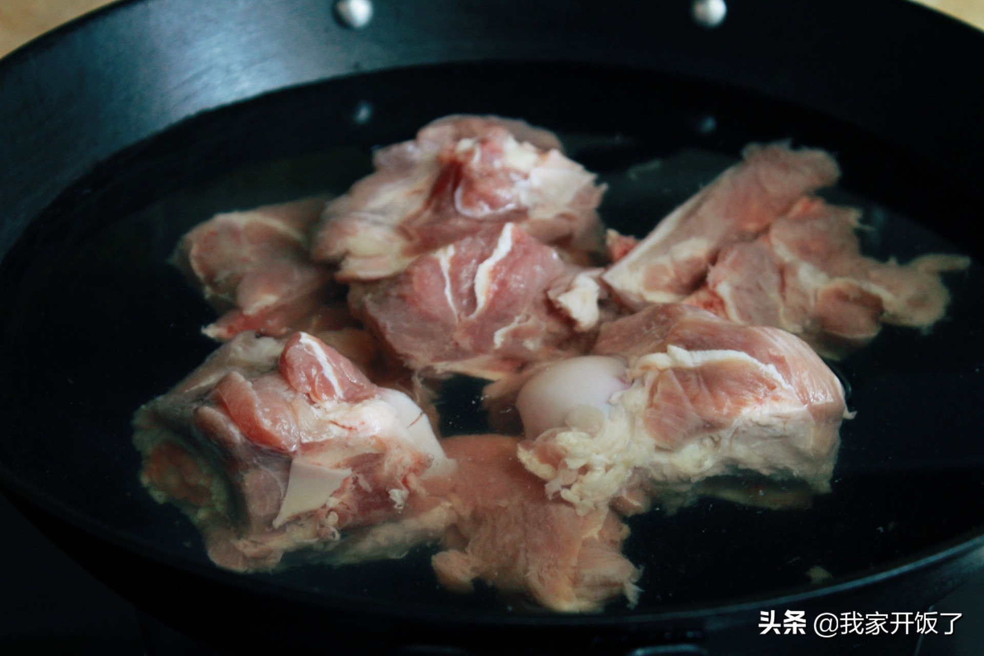 天冷后，在家做酱棒骨，比排骨吃着过瘾，都不好意思说吃了几碗饭