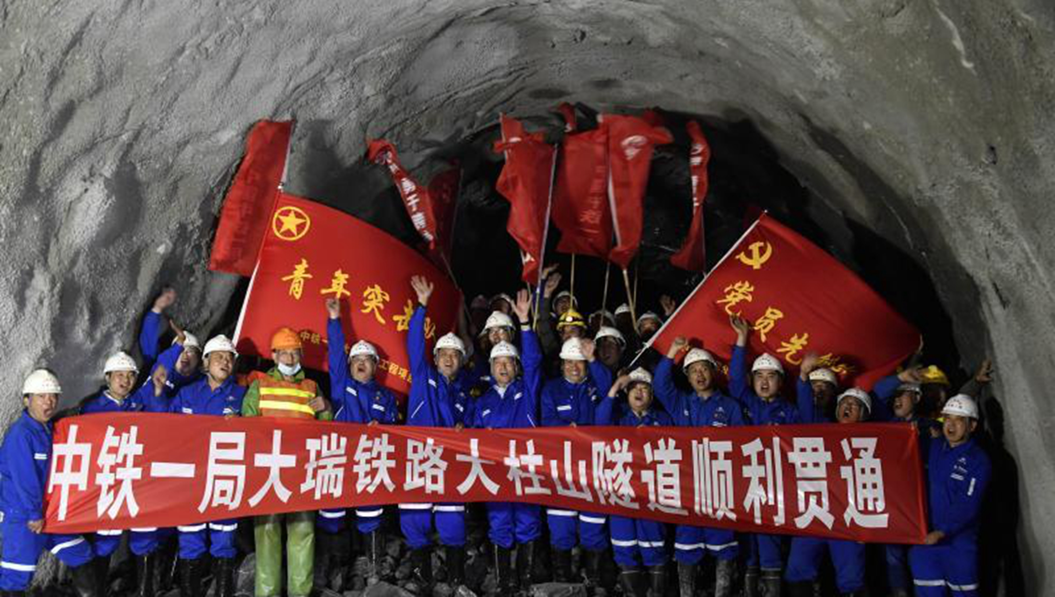打穿西南横断山脉！中国挖通全球最难隧道，耗