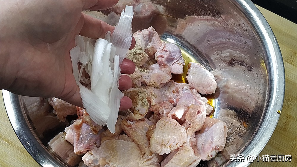 图片[5]-啤酒香菇炖鸡肉 鸡肉鲜香 香菇滑嫩 连汤汁都用来泡饭吃了-起舞食谱网