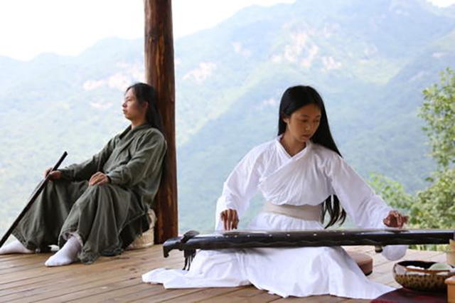 男子隐居深山8年，与漂亮女弟子结婚生娃，弹古