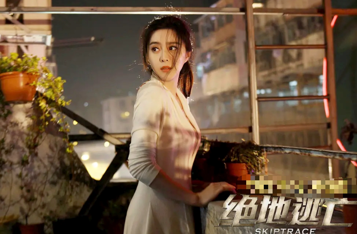 范冰冰《她杀》造型曝光，戴黑框眼镜造型土气，网友：像路人