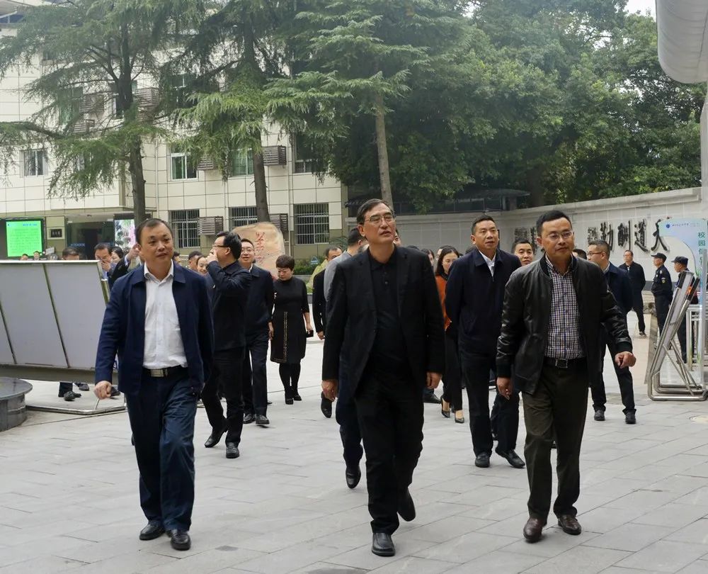 郭亨孝一行莅临达州中学调研指导工作