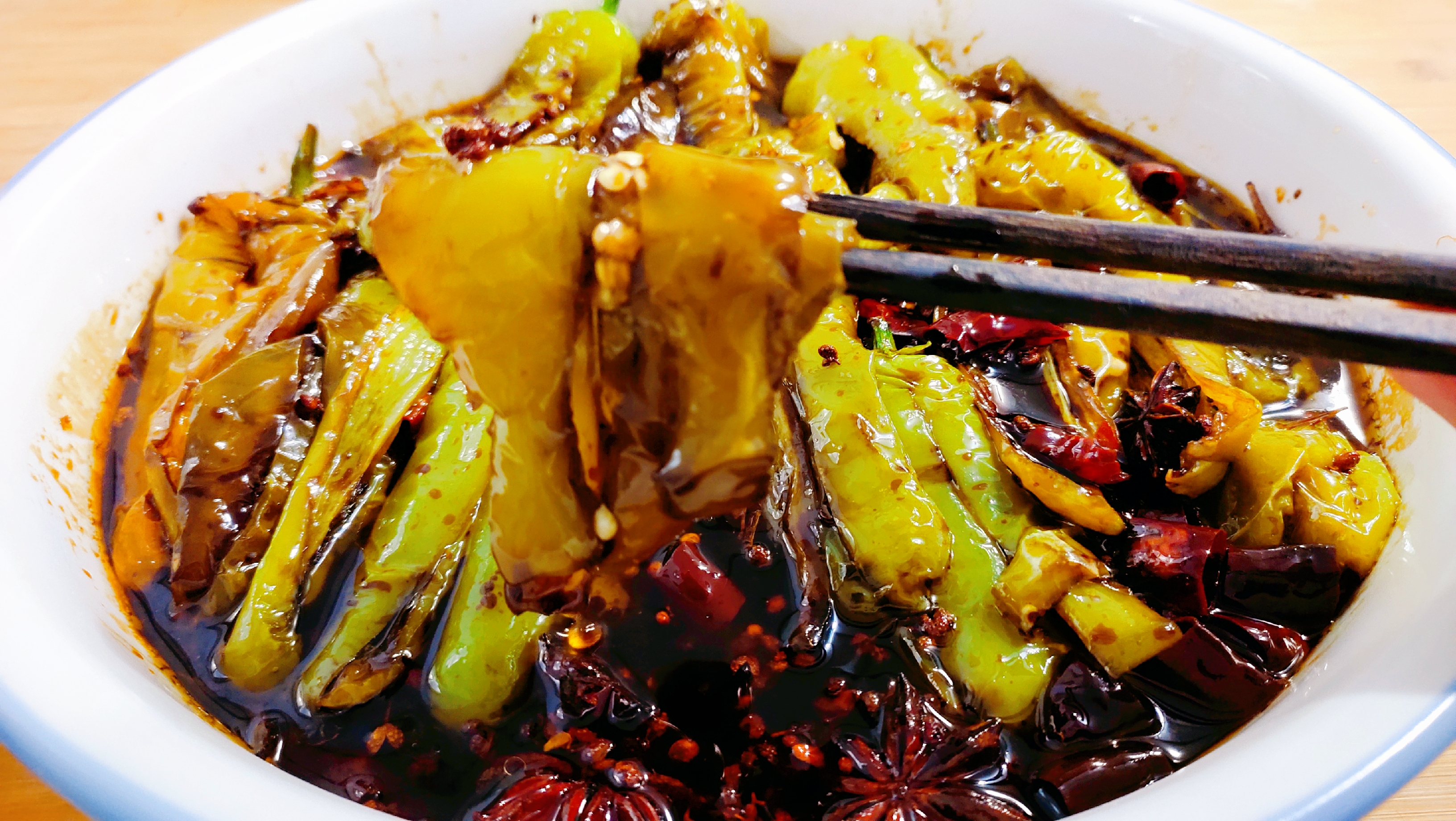 You can't finish eating too many chili peppers. You can make it into spicy oil chili. One time is enough to eat for two weeks.