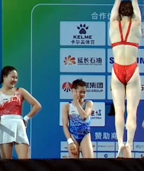 全红婵忒可爱！跳台上与对手猜拳，输了之后不好意思，用手捂着脸