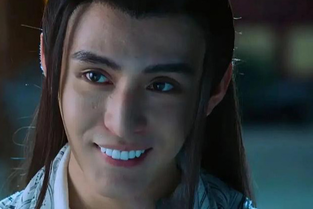 求求演员们，做烤瓷牙颜色悠着点，“夜光牙齿