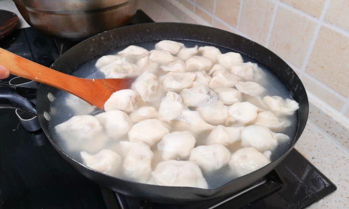 煮速冻饺子，最忌水开下锅，老面点师：牢记3点，饺子鲜香不破皮