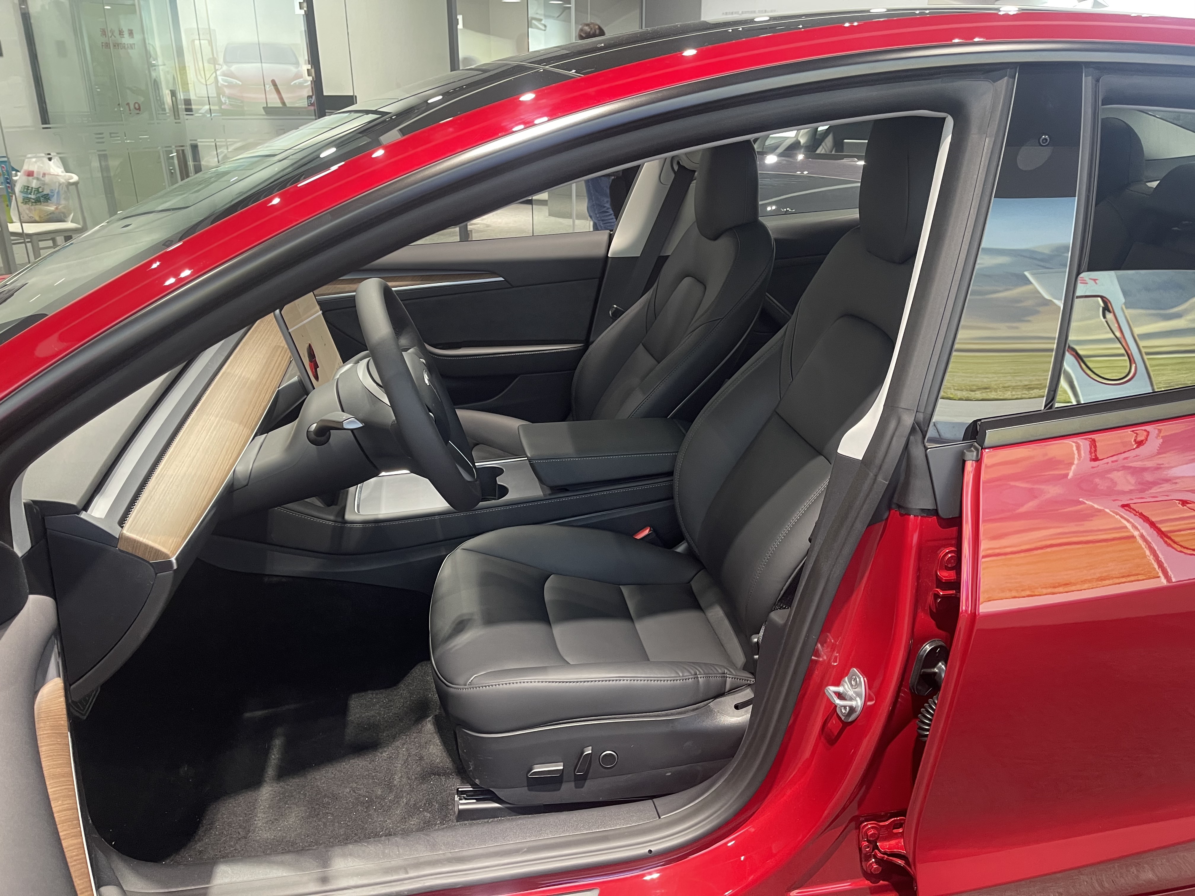 售价24.99万起，性价比进一步提升，新款MODEL 3实拍