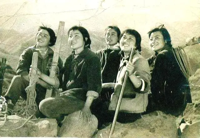 记录火红年代青春岁月的照片