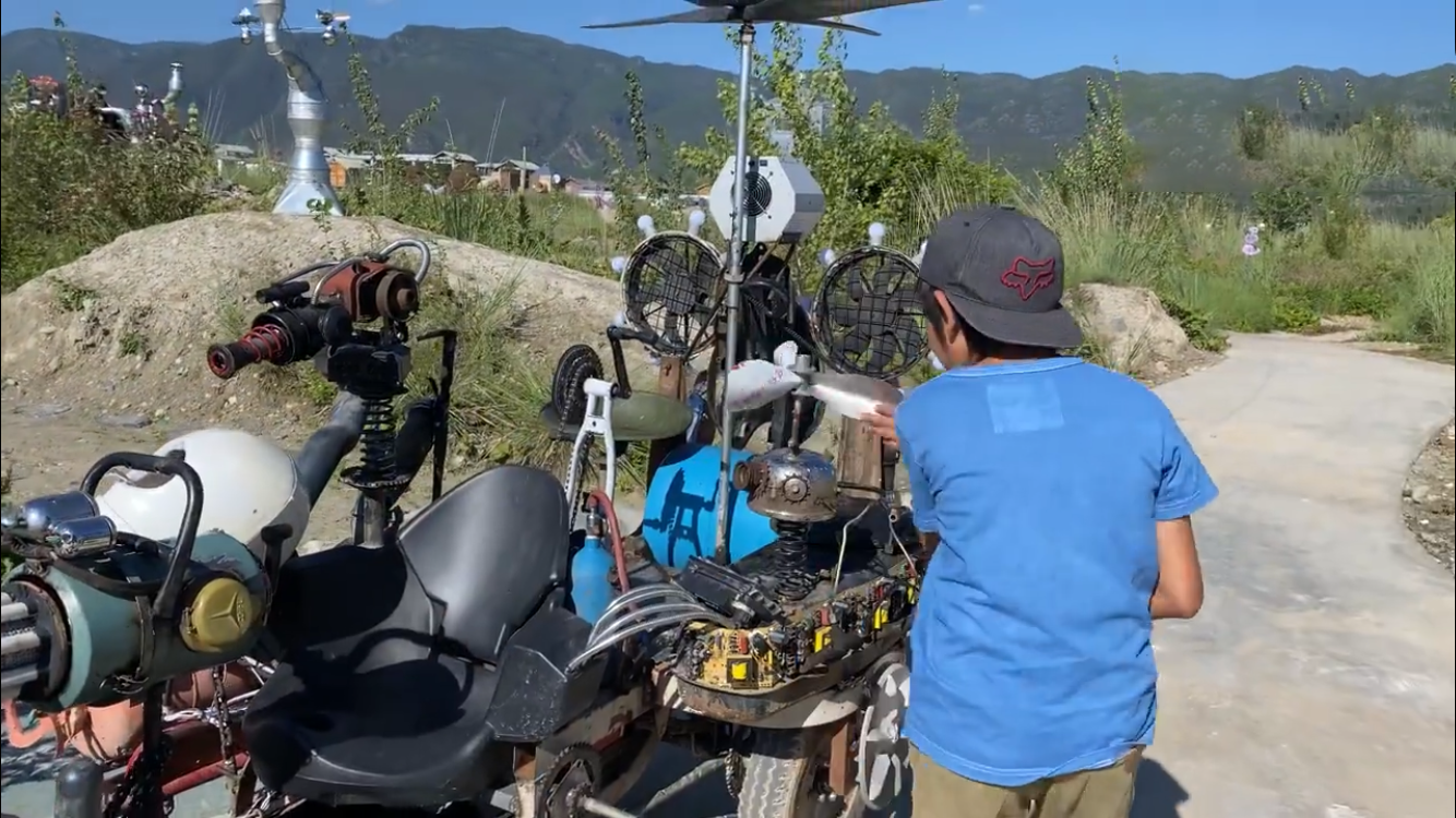刘烨一双儿女出游，诺一开车载妹妹超拉风，10岁诺一晒黑太像爸爸