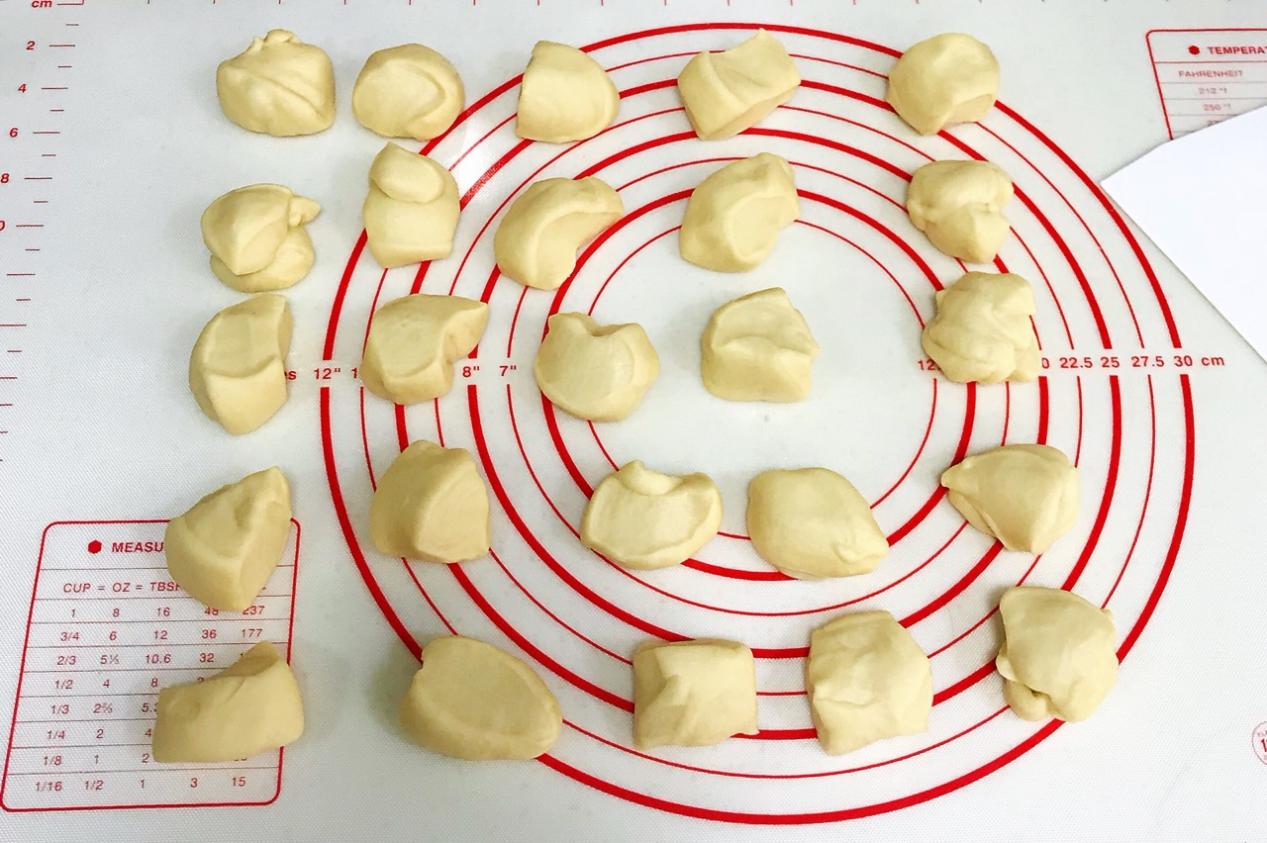 自制奶香面包，做法不难，香甜松软，比买的还好吃