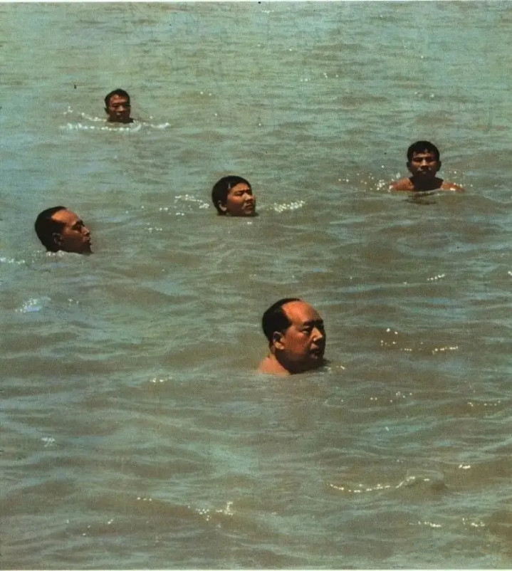 毛主席逝世3小时后，周福明跪着给他最后一次理发：泪水早已哭干-第6张图片-大千世界