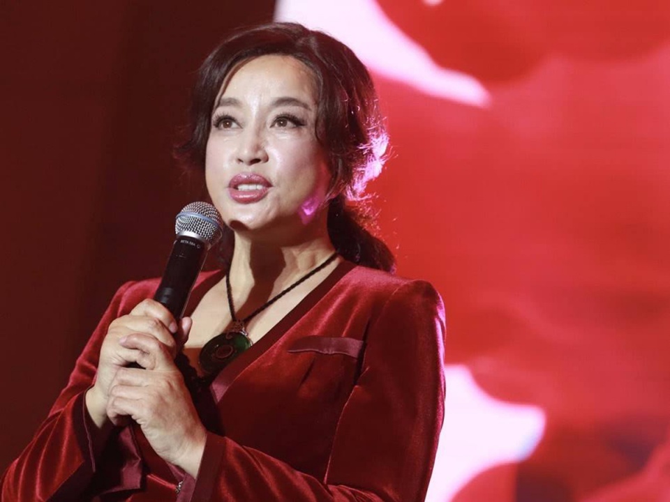 刘晓庆办书法展！65岁的年纪40岁的脸，戴超大翡