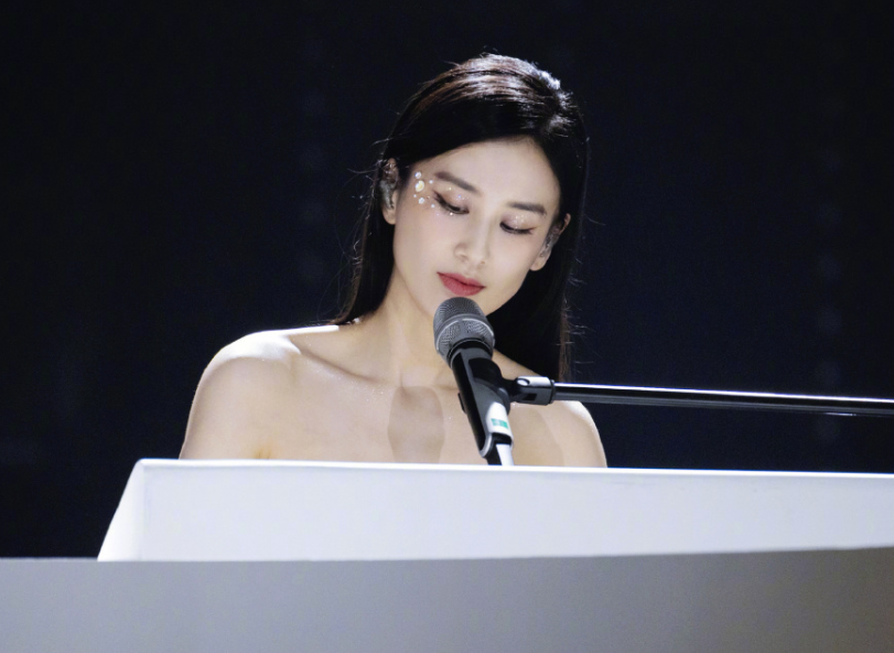 《乘风破浪》上线后，大家都在关注黄圣依，刘