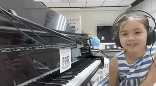 梁咏琪女儿幼儿园毕业，和同学郊游身高优越，弹唱妈妈的歌超治愈