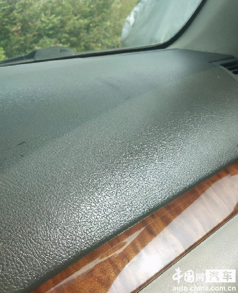 凯美瑞中控出油开裂存安全隐患 厂家回复称“出了质保无法解决”