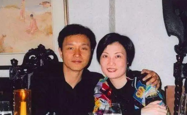 2003年，张国荣一跃而下，陈淑芬用衣服保全了哥哥最后的尊严
