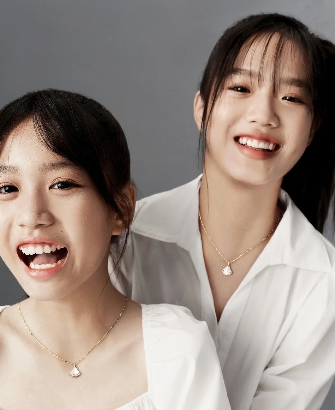 钟丽缇携女儿拍写真，姐妹俩越来越像双胞胎，母女三人似闺蜜