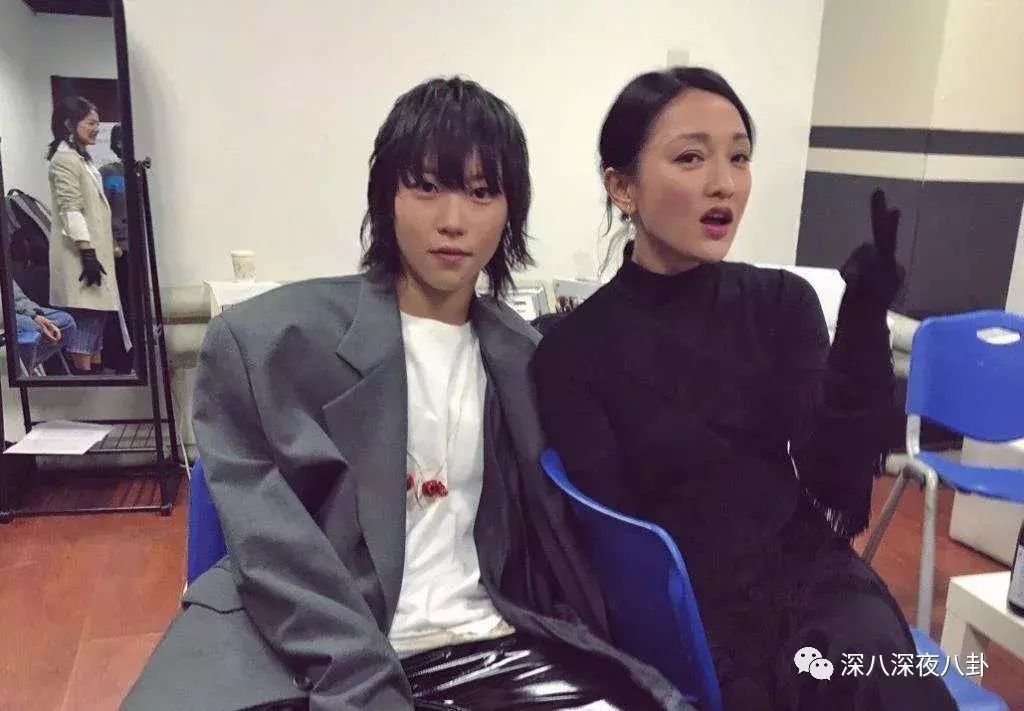 窦靖童最近跟周迅关系很好,李蔓瑄从设计师rebecca一转身变成周迅的