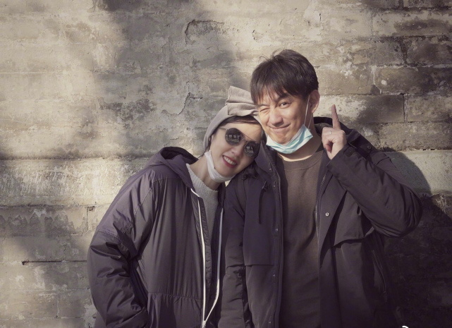 黄磊夫妇合体现身，黄磊“穿校服”背双肩包成