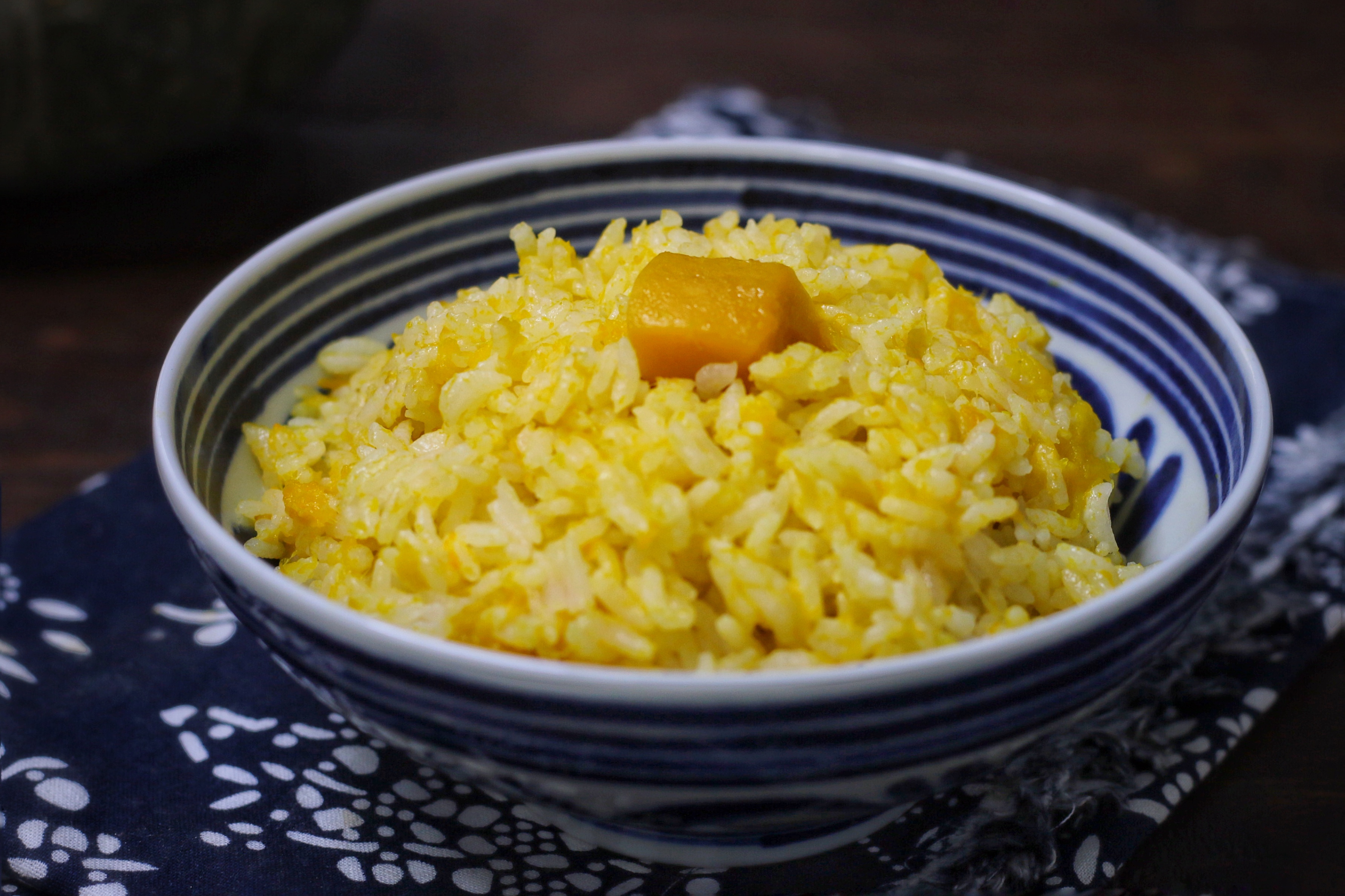 用南瓜燜了一鍋飯，沒炒菜，孩子吃得有滋有味，秋天就愛這麼吃