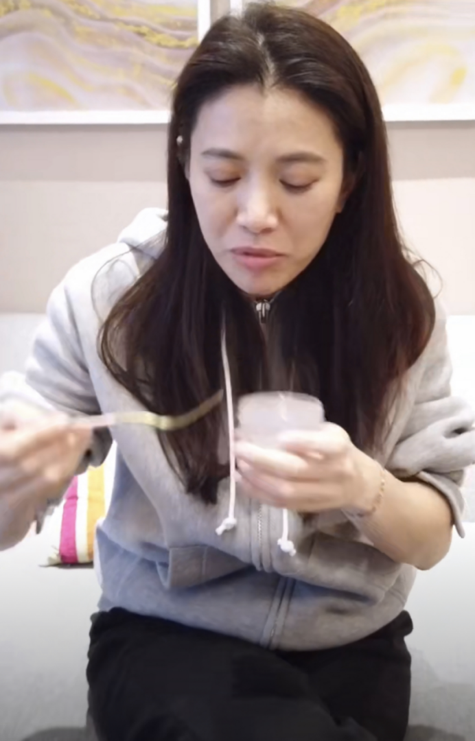 原相机当中的袁咏仪，真是太有优越感了，虽然皮肤有点松但仍很靓