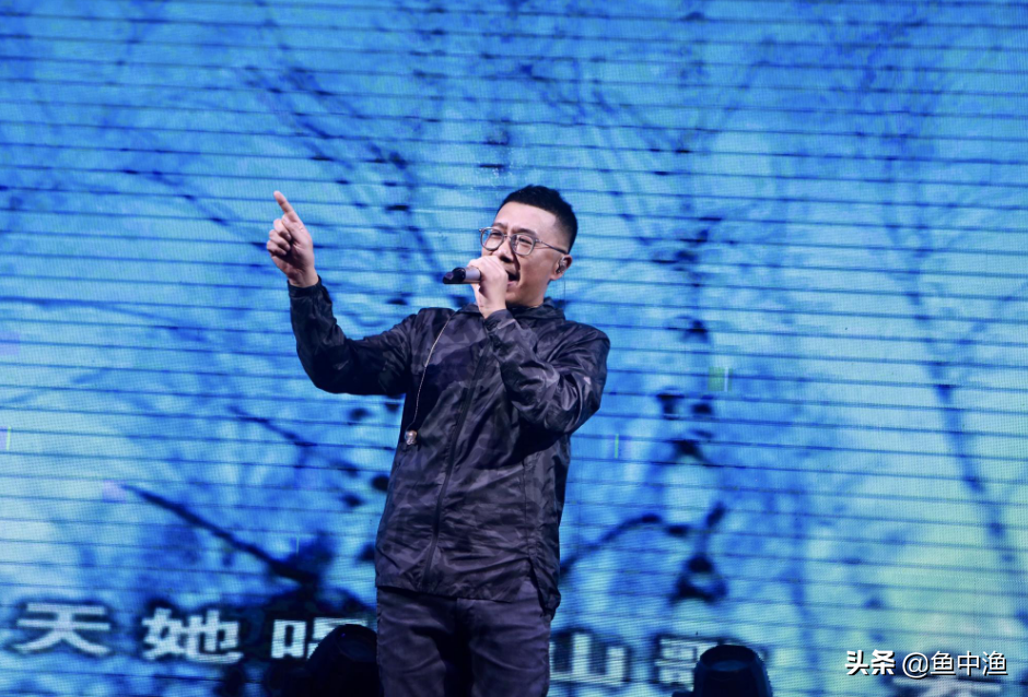 靠《两只蝴蝶》狂赚2亿，敢跟刘德华拼人气，庞龙终究毁于口水歌