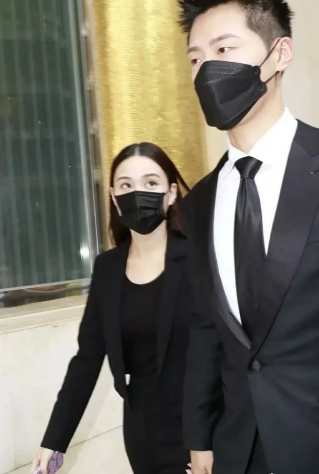 窦骁带何超莲回西安见家长，欣赏长恨歌，动作笑容一致太有夫妻相