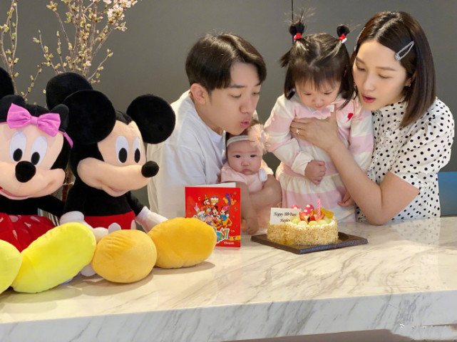 王祖藍曬全家福慶二寶滿百天，妹妹長相隨媽，姐姐笑起來超像爸爸