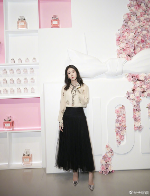 张碧晨大孕肚照曝光，怀孕期间遭华晨宇粉丝诅咒，产后恢复超神速