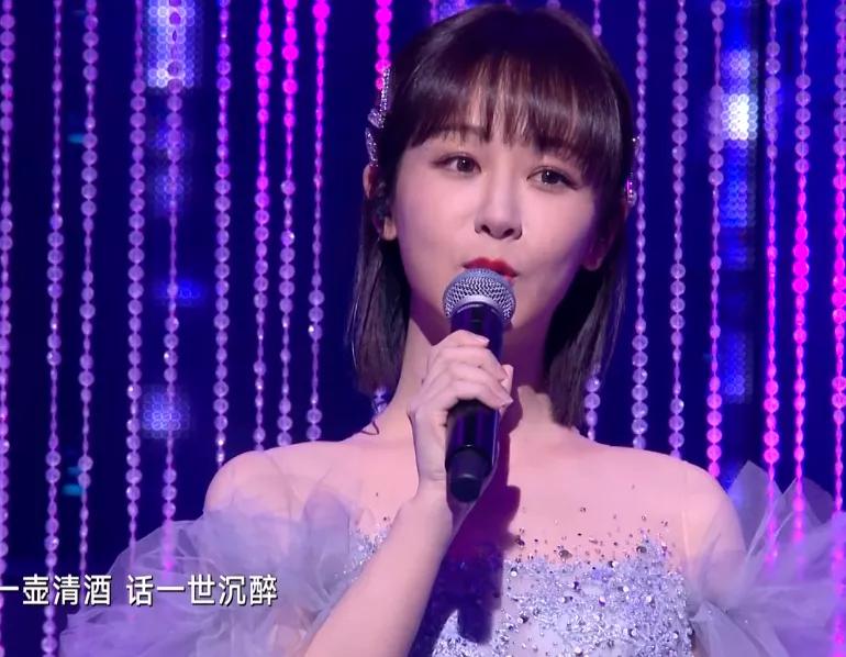 跨年女星集体得罪化妆师，杨幂被嘲像鹦鹉，热