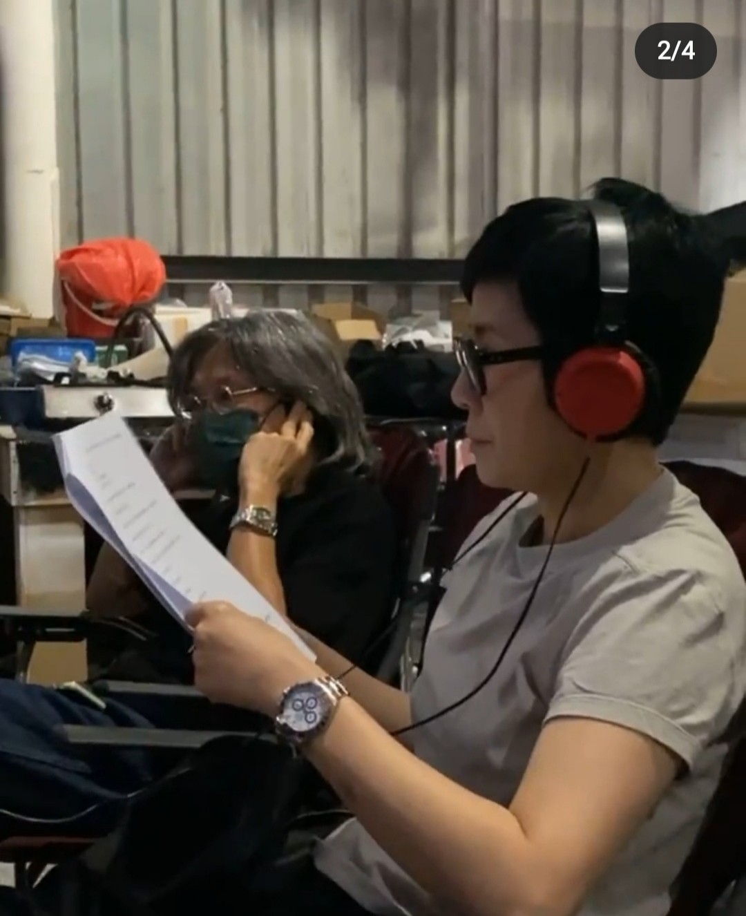 吴君如晒陈可辛探班照，调侃丈夫是来剧组蹭饭，相恋23年感情甜蜜