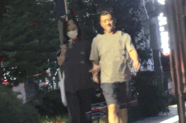 海哈金喜随李亚鹏一家散步，已顺利融入李家队列，但和李嫣零互动