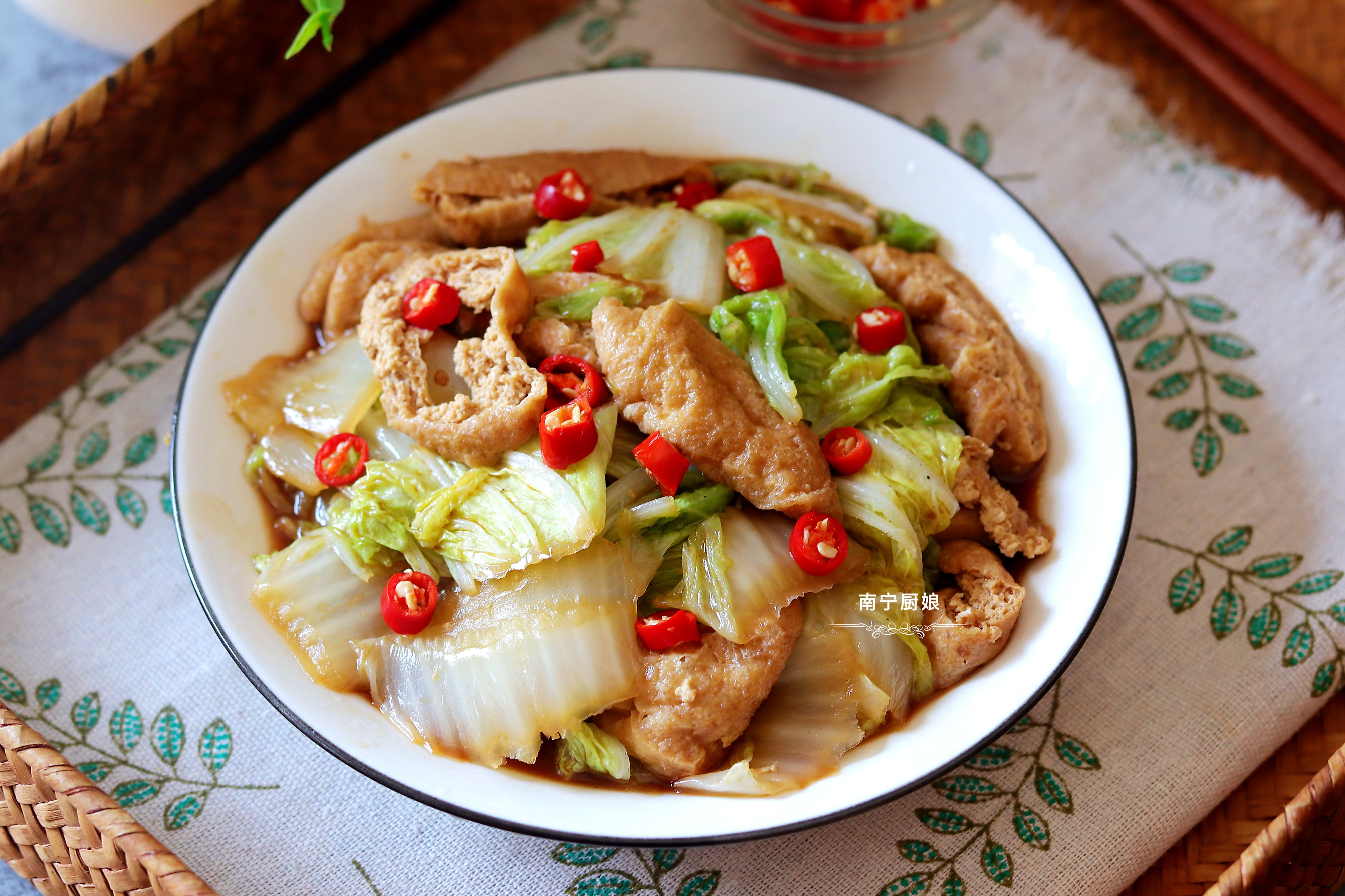 冷天把娃娃菜搭配油豆泡這樣做，入口鮮香超下飯，比吃肉還要過癮