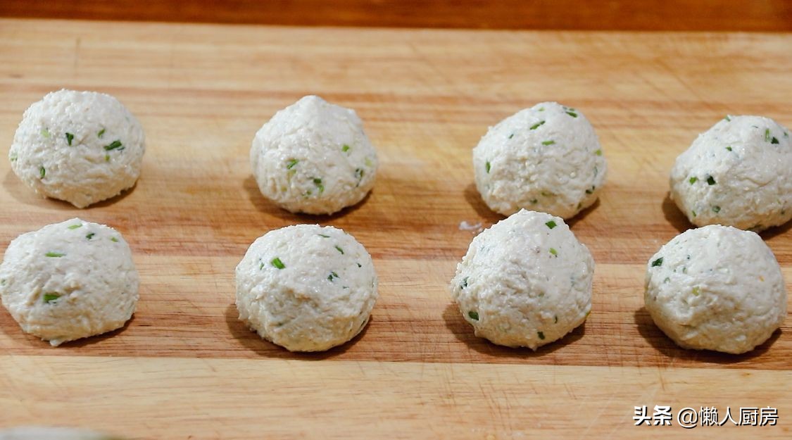 豆腐不用切，擠掉水分，比紅燒的豆腐更好吃，外脆里嫩