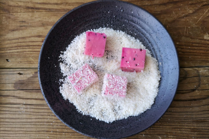 1個火龍果，1盒牛奶，教你做這個簡單的甜品，奶香濃郁入口即化