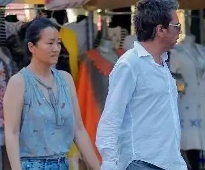 55岁巩俐和72岁老公逛街，看起来比老公还老！美