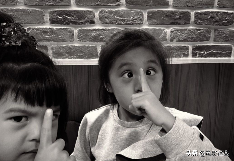 5歲咘咘參加生日趴，鏡頭掃過她的臉，圓臉大眼顏值太可了