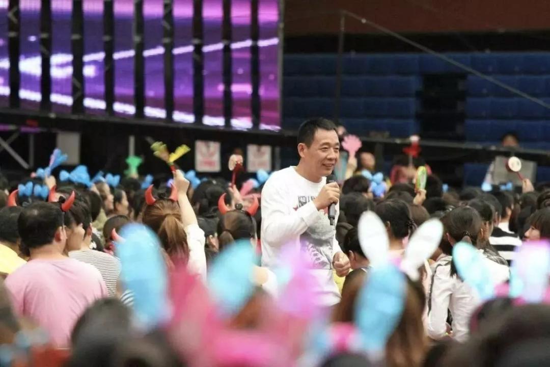 “商业鬼才”于东来：小学毕业农村娃，却从欠债30万到年入50亿？