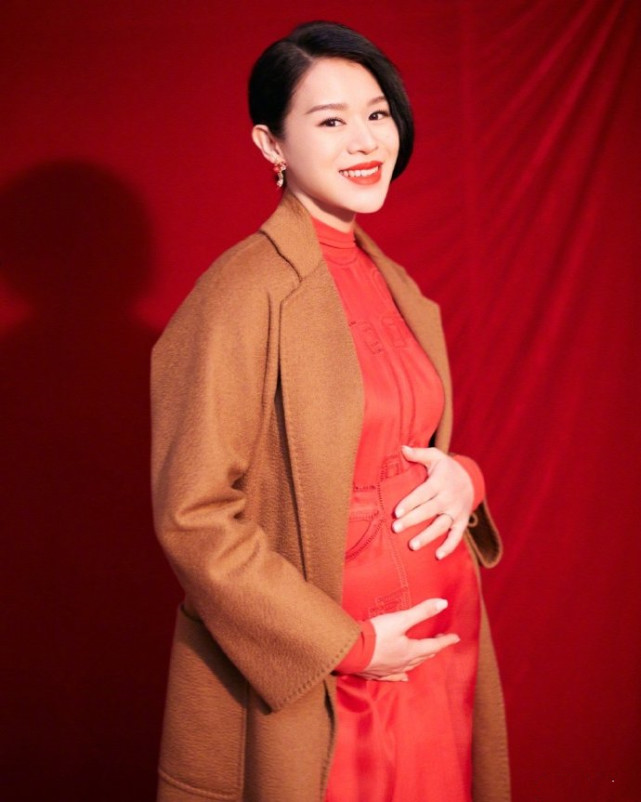 胡杏兒老公帶倆兒子拜年，奕霆奕霖穿喜慶紅裝，手拉手賣萌超可愛