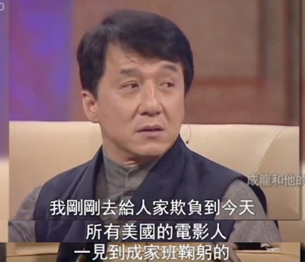 67岁成龙聚餐被拥簇排场大，86万保姆车曝光，后