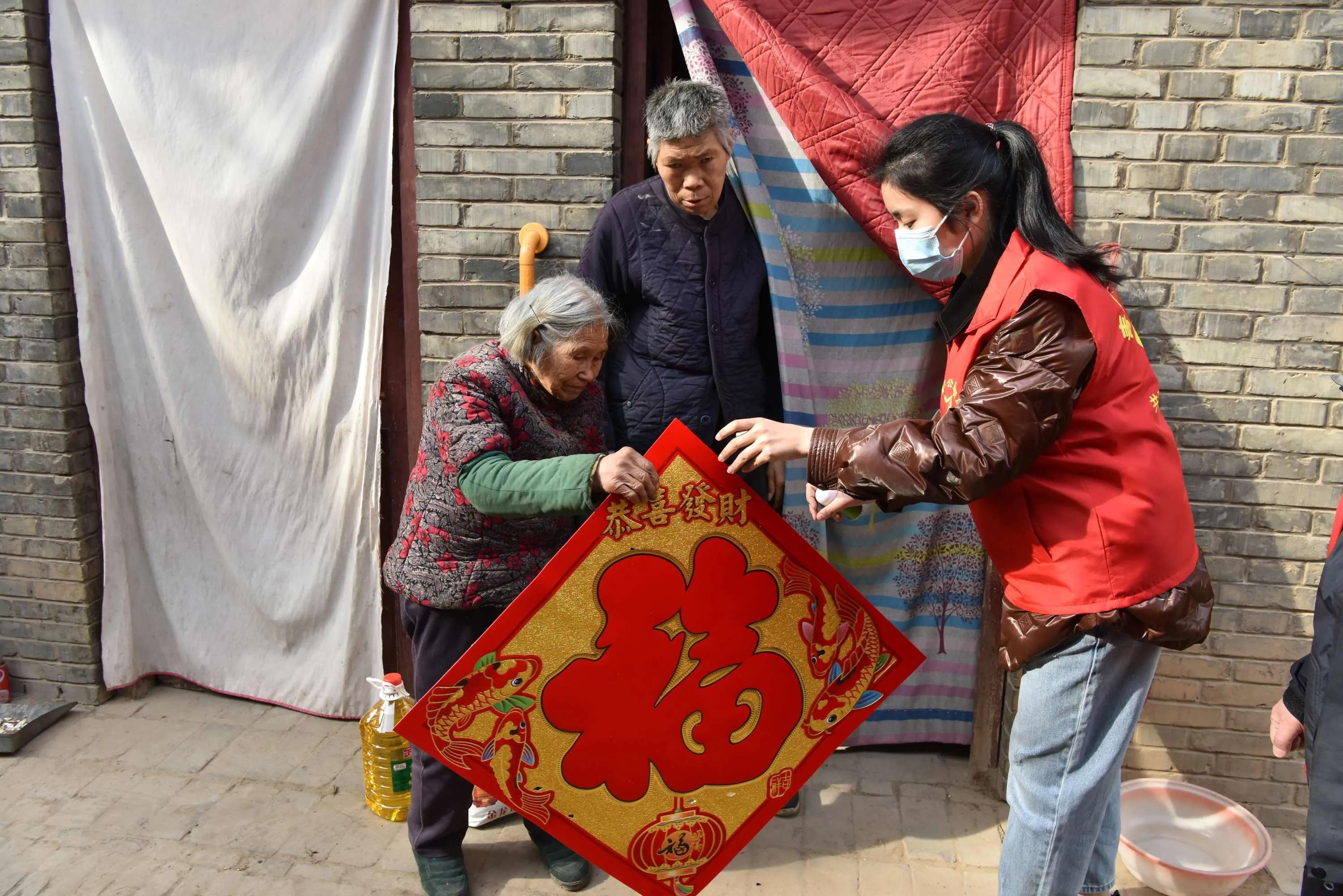 永济一群身穿红马甲志愿者太疯狂，金牛送福，“我们替你尽孝”