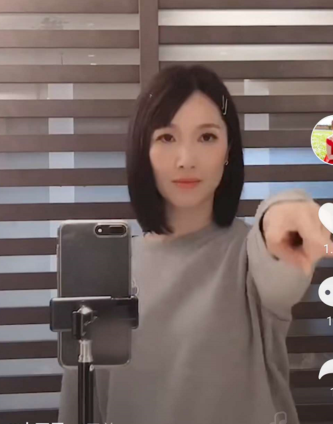 李亚男挺孕肚热舞，全程扭腰摆臀甩头动作超大，网友：小心宝宝