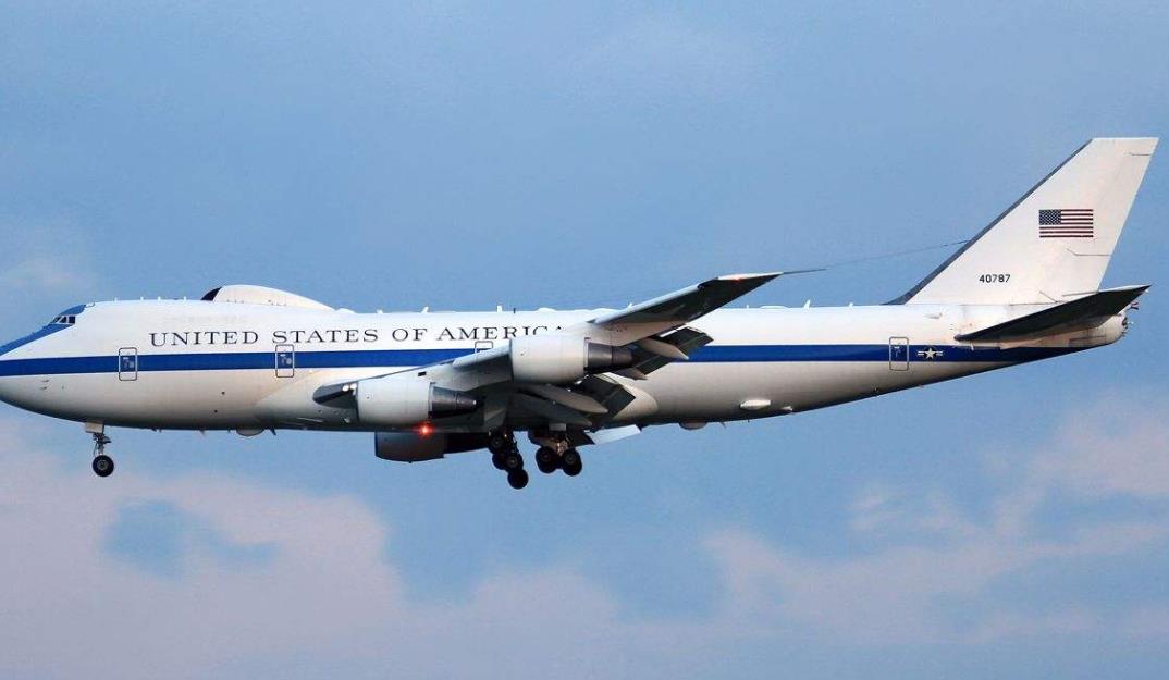 普京指挥发射洲际导弹的末日飞机，遭不明人员闯入，窃走通信设备