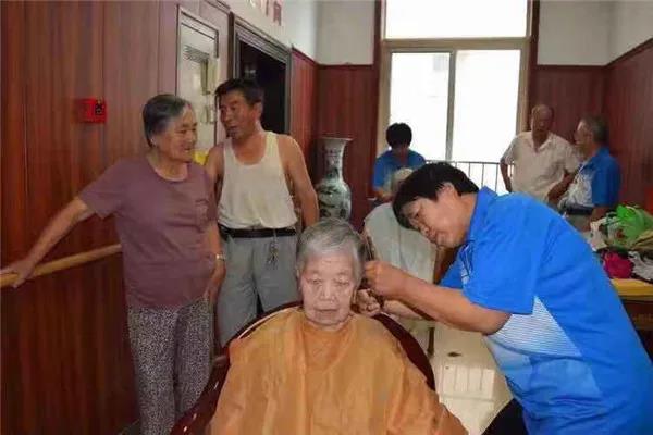 天津河北区“枫叶正红”志愿服务队有本儿“理发账”
