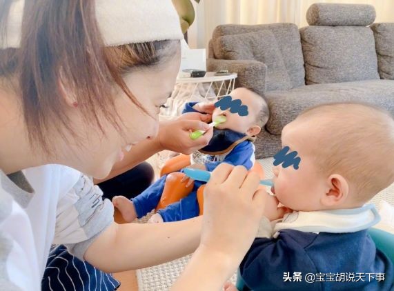 苍井空晒1岁双胞胎宝宝照片，十分呆萌还帮妈妈